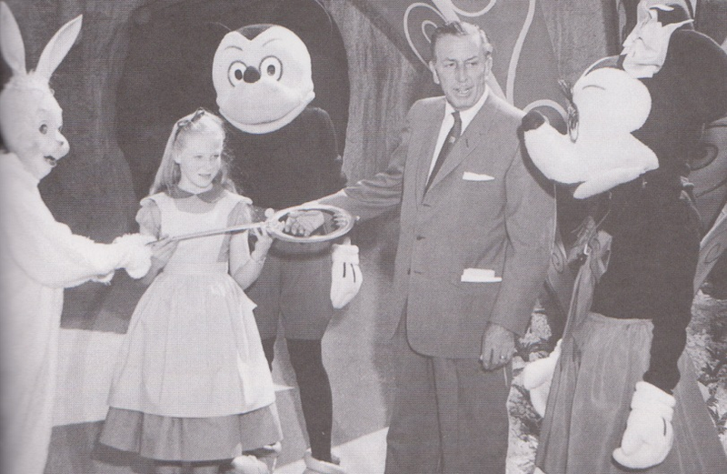 Illustration for article titled Vintage Disneyland character costumes were the fabric of nightmares